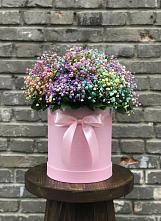 Цветочная композиция из Гипсофила и Розы в шляпной коробке в Новый Адыгея