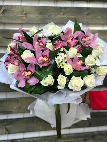 Букет цветов из: Розы и Хризантемы в Новый Адыгея