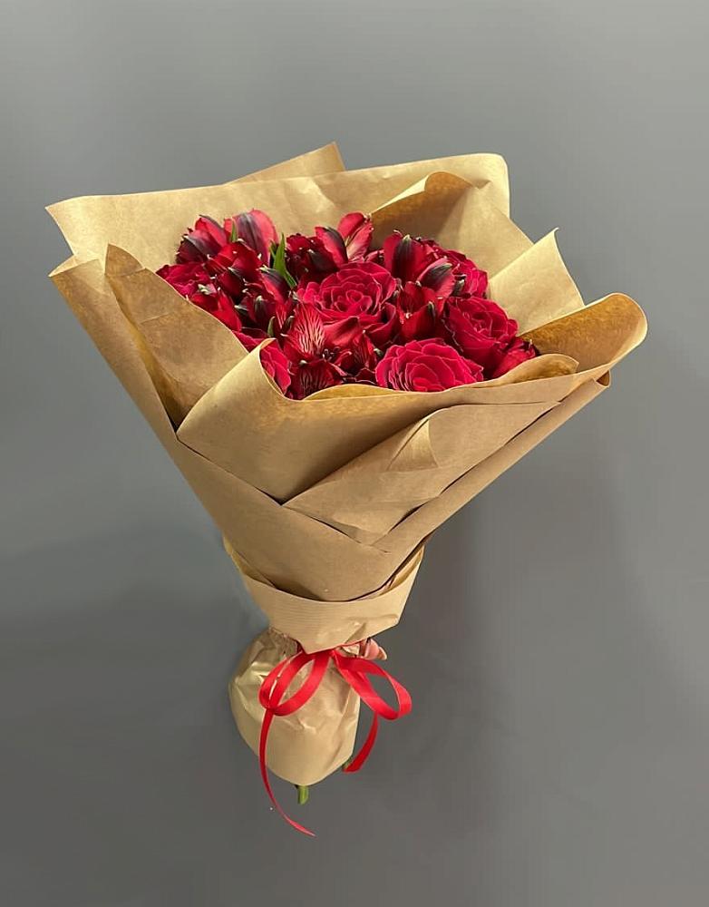 Букет цветов из: Альстромерии и Розы в Новый Адыгея