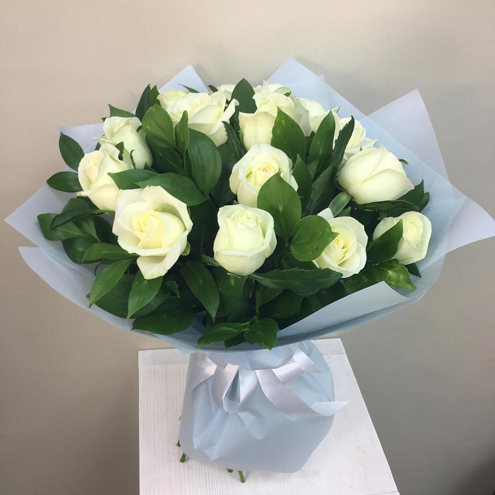 Букет 15 Белых роз Проуд в Новый Адыгея