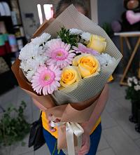 Букет цветов из:  Герберы, Розы и Хризантемы в Новый Адыгея