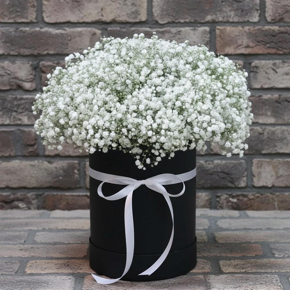 Цветочная композиция из Гипсофила в шляпной коробке в Новый Адыгея