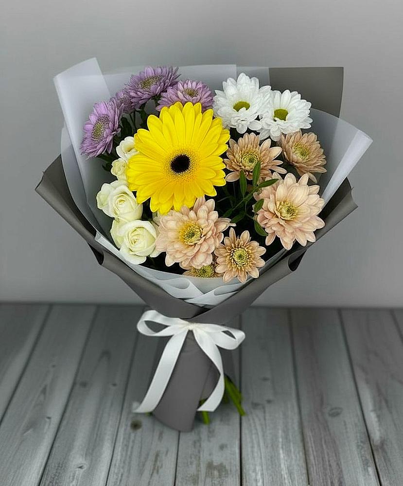 Букет цветов из: Розы, Герберы и Хризантемы в Новый Адыгея