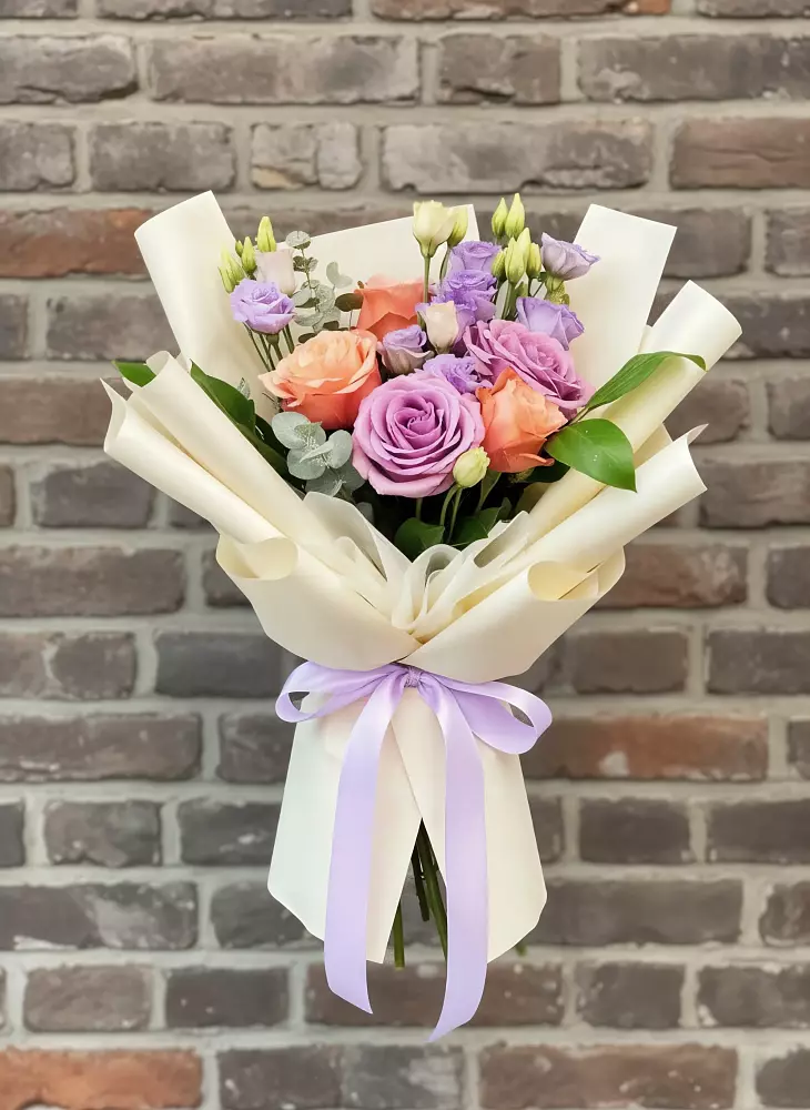 Букет цветов из: Лизиантусы и Розы в Новый Адыгея