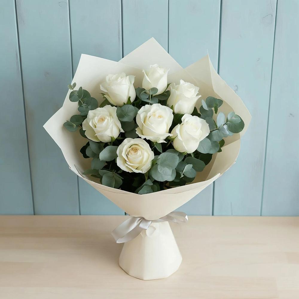 Букет Белые розы в Эвкалипте в Новый Адыгея