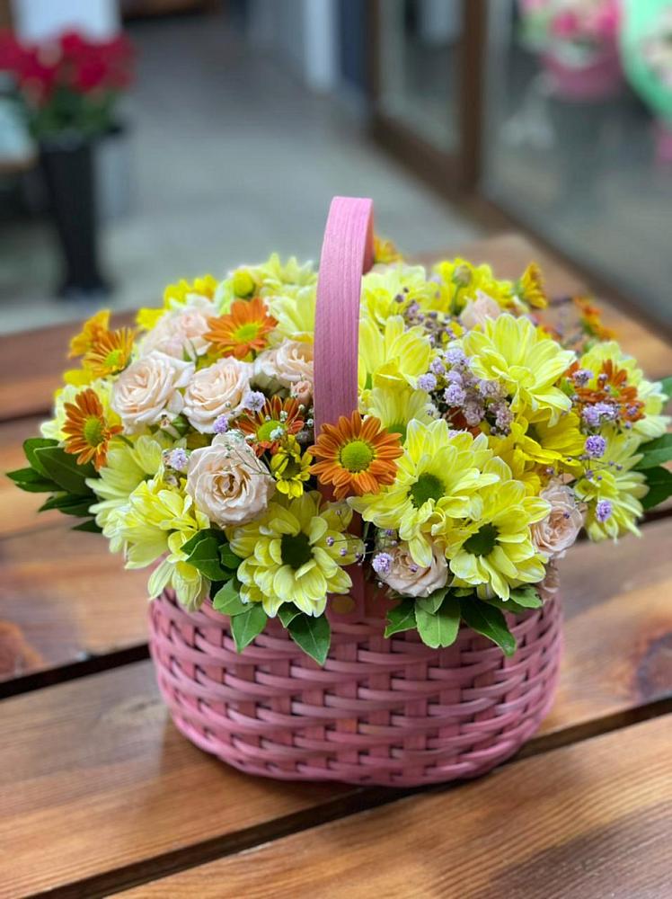 Цветочная композиция из Хризантемы и Розы в корзине в Новый Адыгея