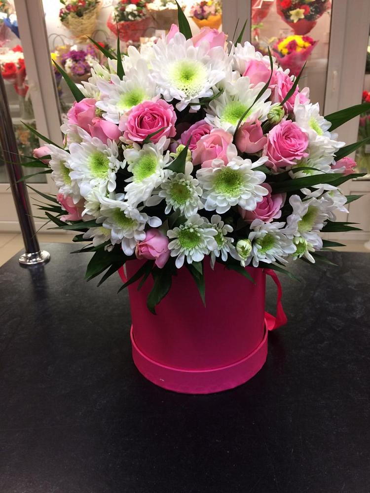 Цветочная композиция из Розы и Хризантемы в шляпной коробке в Новый Адыгея