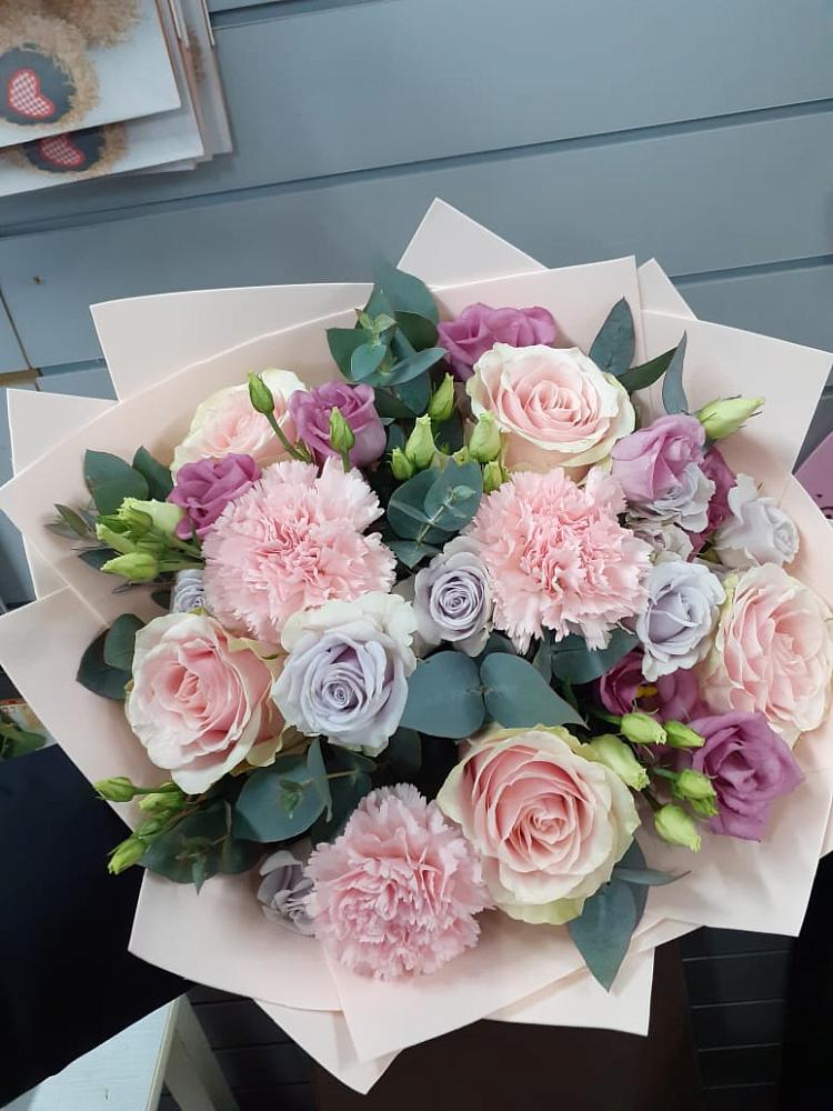 Букет цветов из: Розы, Гвоздики и Лизиантусы в Новый Адыгея