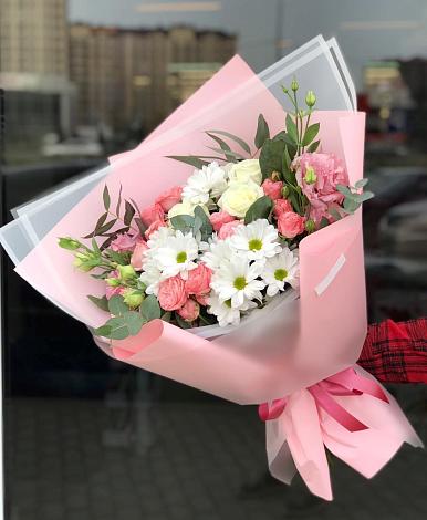 Букет цветов из: Розы, Лизиантусы и Хризантемы в Новый Адыгея