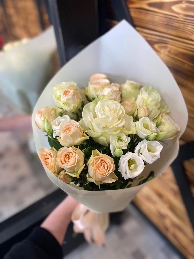 Букет цветов из: Розы и Лизиантусы в Новый Адыгея